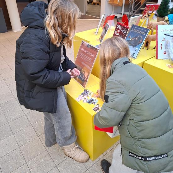 børn der bytter samlekort