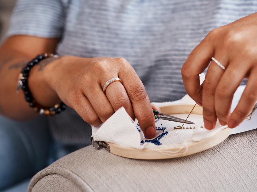 Nærbillede af broderende hænder